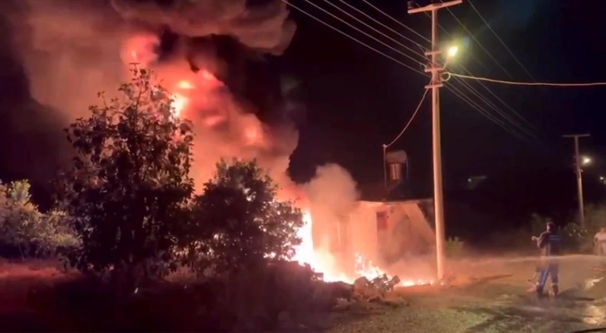 Antalya’da kullanılmayan ev yangını itfaiye ekipleri tarafından söndürüldü